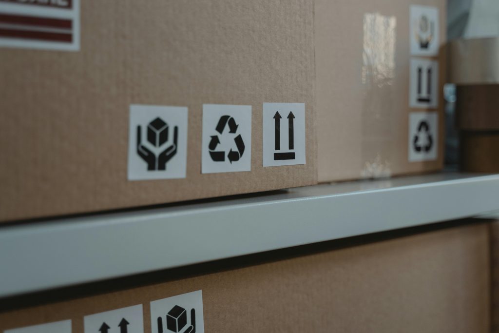 Caja con pegatinas informativas.