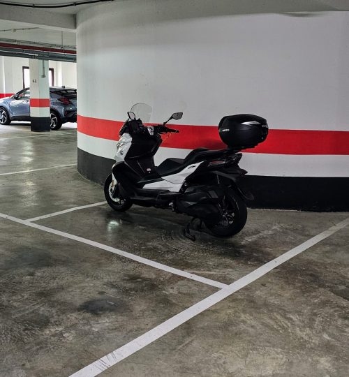 Parking con moto aparcada